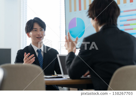 年輕商人在辦公室開會 138267703