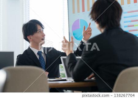 年輕商人在辦公室開會 138267704