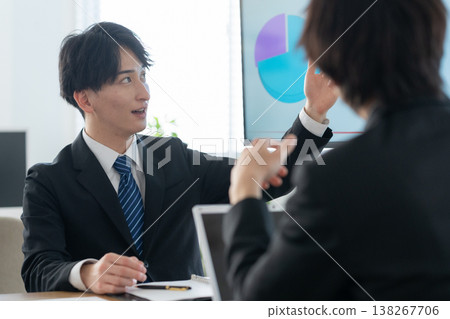 年輕商人在辦公室開會 138267706