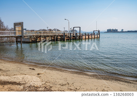 從滋賀縣大津市片多町琵琶湖大橋米廣場路邊車站眺望琵琶湖湖岸風光 138268003