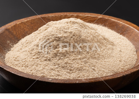 Shiitake mushroom powder 138269038