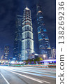 上海的摩天大樓和燈光輝煌的夜景，構成了璀璨奪目的都市夜景。 138269236