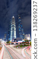 上海的摩天大樓和燈光輝煌的夜景，構成了璀璨奪目的都市夜景。 138269237