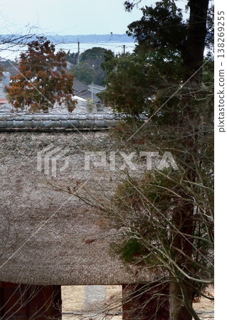 Romantic Ibaraki (Lake Kasumigaura stretches out in front of the Niomon Gate at Manpukuji Temple. It was transported by boat when it was acquired from Hozenji Temple.) Namegata City 138269255