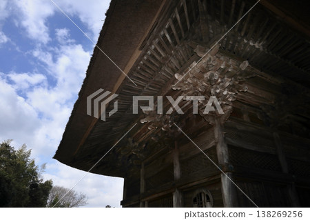 Romantic Ibaraki (The artisanal temple and shrine architecture "Kumimono" (bracketwork) that was introduced to Japan along with Buddhism supports the large roof.) Manpukuji Temple, Namegata City Romantic Ibaraki (The artisanal temple and shrine architecture "Kumimono" (bracketwork) that was introduced to Japan along with Buddhism supports the large roof.) Manpukuji Temple, Namegata City 138269256