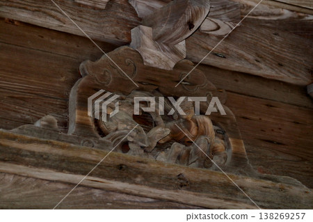 Romantic Ibaraki (Under the eaves of the large thatched-roof Amida Hall, there are "Miyabori" carvings of an immortal and a turtle, symbolizing a wish for longevity.) Manpuku-ji Temple, Namegata City 138269257