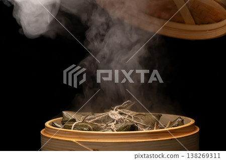 端午節傳統竹製蒸籠現蒸美味粽子 端午節傳統竹製蒸籠現蒸美味粽子 138269311