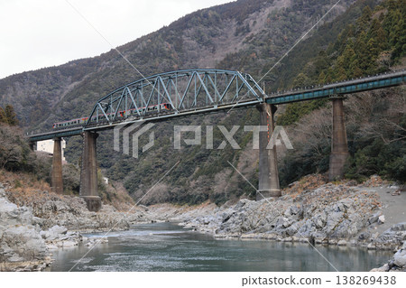 The Limited Express Nanpu crosses the Second Yoshino River Bridge in the Oboke Gorge. 138269438