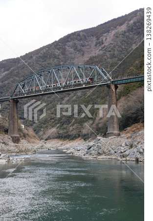 特快列車南浦號駛過大步危峽的第二吉野川橋。 特快列車南浦號駛過大步危峽的第二吉野川橋。 138269439