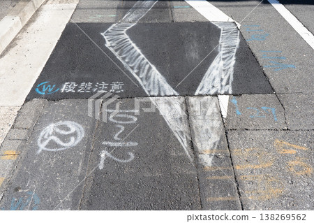 Text encouraging temporary paving and diamond-shaped road markings after waterworks construction. Text encouraging temporary paving and diamond-shaped road markings after waterworks construction. 138269562