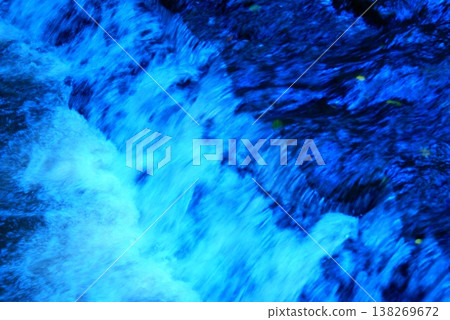 彩色冬季雪景背景（2026年3月註冊） 138269672