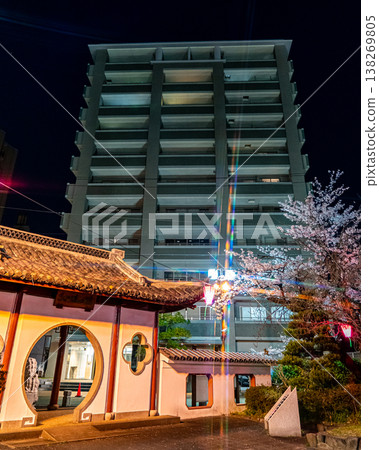 寺廟、夜景、櫻花、高樓公寓、城市夜景、日本、傳統日式建築、春天、夜櫻、都市景觀、日本文化 寺廟、夜景、櫻花、高樓公寓、城市夜景、日本、傳統日式建築、春天、夜櫻、都市景觀、日本文化 138269805