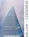 仰望，一座弧形玻璃幕牆摩天大樓直插朦朧的天空。 138269836