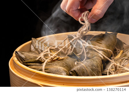 端午節傳統竹製蒸籠現蒸美味粽子 138270114