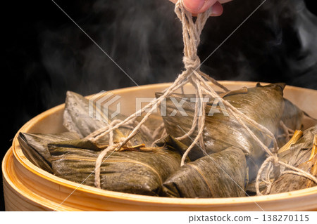 端午節傳統竹製蒸籠現蒸美味粽子 138270115