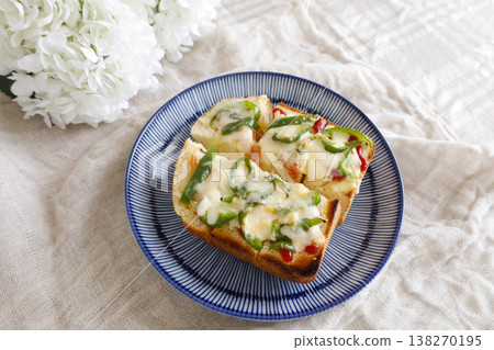 厚切披薩吐司，背景為布料 138270195