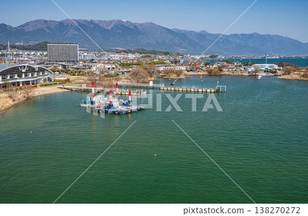 琵琶湖景色,從琵琶湖橋上眺望,滋賀縣大津市片多町。 琵琶湖景色,從琵琶湖橋上眺望,滋賀縣大津市片多町。 138270272