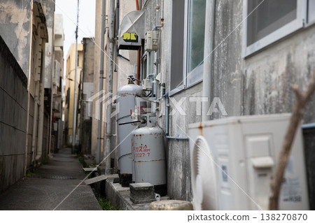 Narrow alleys in a residential area that retain the atmosphere of the Showa era, and propane gas Narrow alleys in a residential area that retain the atmosphere of the Showa era, and propane gas 138270870