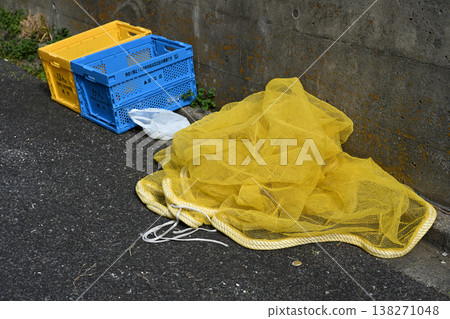 Bottle and can recycling container and crow-proof net Bottle and can recycling container and crow-proof net 138271048