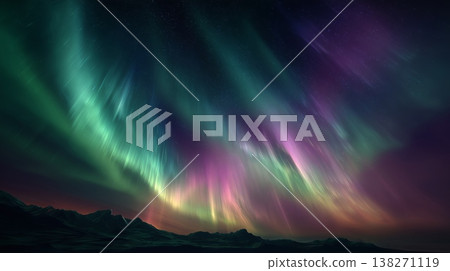 夢幻般的北極光，極夜的天空在綠色和紫色的光芒中閃耀，構成了一幅美麗的背景圖。 138271119