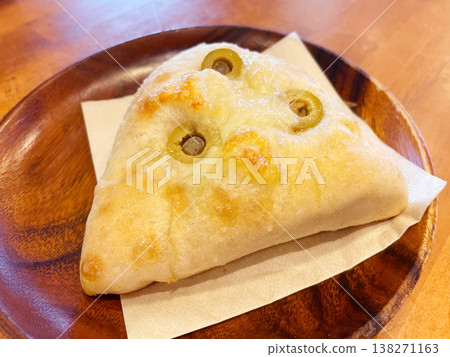 Focaccia with olives (Italian bread) Focaccia with olives (Italian bread) 138271163