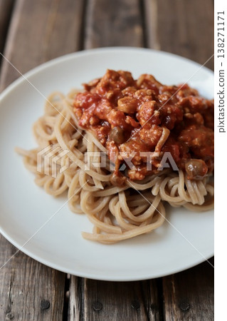 用糙米麵製作的無麩質肉醬義大利麵 用糙米麵製作的無麩質肉醬義大利麵 138271171