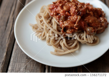 用糙米麵製作的無麩質肉醬義大利麵 138271172
