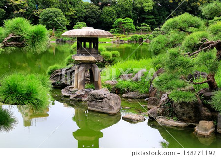 A strolling garden with artificial hills and famous stones arranged around a pond... [Kiyosumi Garden] 138271192