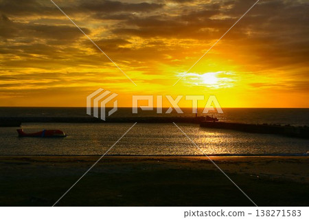 Sunrise is dazzling ... Pacific / Hiraiso Beach Sunrise is dazzling ... Pacific / Hiraiso Beach 138271583