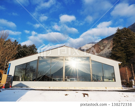 三月，靜岡縣雪腳下的日出。 138272338