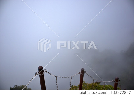 The mountaintop observation deck and the sky shrouded in mist. 138272867