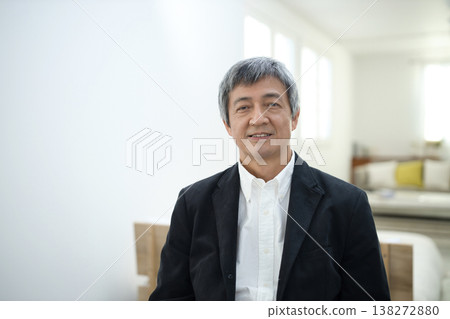 一位六十多歲的男子穿著夾克,在房間裡微笑。 一位六十多歲的男子穿著夾克,在房間裡微笑。 138272880