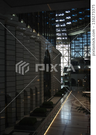 現代建築內部中庭的巨大牆壁和幾何圖案的地板 現代建築內部中庭的巨大牆壁和幾何圖案的地板 138273375