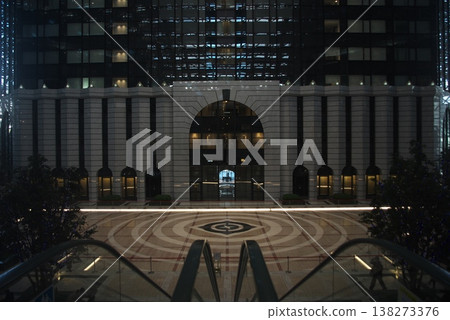 從自動扶梯上俯瞰現代建築內的廣場。 從自動扶梯上俯瞰現代建築內的廣場。 138273376