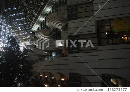 建築內部設有現代化的中庭和幾何形狀的露台結構。 138273377