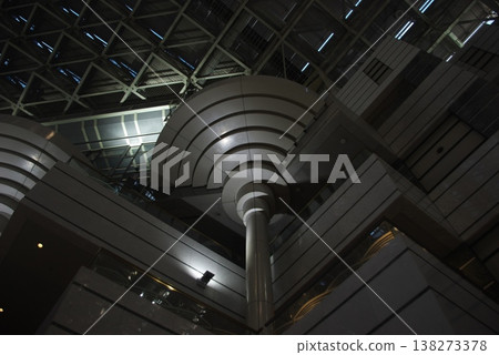 現代建築中巨大的圓錐形結構和桁架式天花板 現代建築中巨大的圓錐形結構和桁架式天花板 138273378