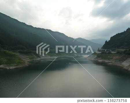 黃昏時分奧道部的紅葉湖（瀧澤水壩） 138273758