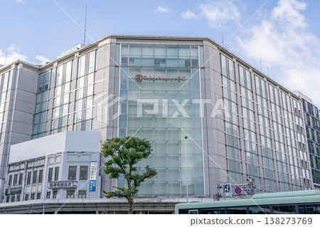 高島屋京都店(與阪急京都線京都河原町站直通)是位於河原町四條通的購物中心。 高島屋京都店(與阪急京都線京都河原町站直通)是位於河原町四條通的購物中心。 138273769