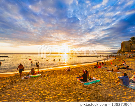 夏威夷威基基海灘的日落(部分柔焦) 夏威夷威基基海灘的日落(部分柔焦) 138273904