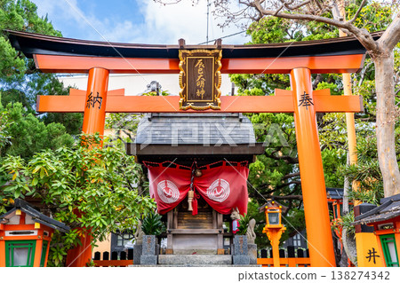 京都祇園新橋通辰巳大名神社:祈求生意興隆、演藝事業進步(深受舞妓和藝妓敬仰的神社) 京都祇園新橋通辰巳大名神社:祈求生意興隆、演藝事業進步(深受舞妓和藝妓敬仰的神社) 138274342
