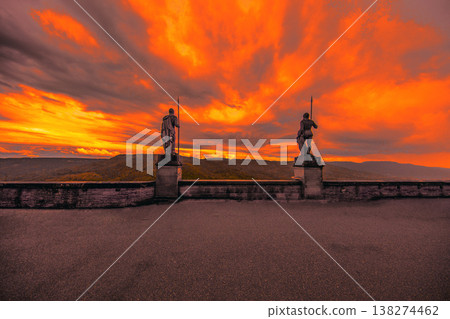 燈塔染在夕陽下 138274462