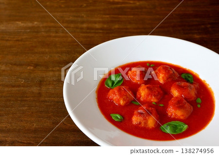 桌子背景裡是番茄肉丸湯。 桌子背景裡是番茄肉丸湯。 138274956