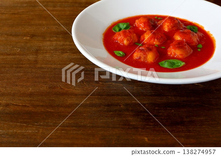 桌子背景裡是番茄肉丸湯。 桌子背景裡是番茄肉丸湯。 138274957