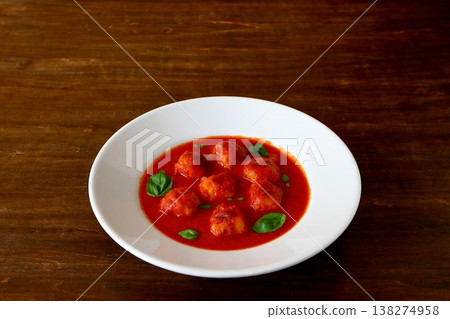 桌子背景裡是番茄肉丸湯。 138274958
