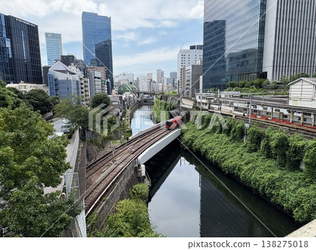 一列火車正沿著外堀街行駛 138275018