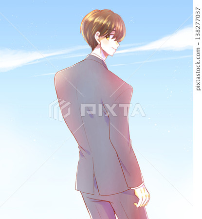 一位身穿西裝的男子轉過身來，面帶微笑，背景是藍天。 138277037