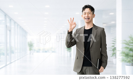 面帶微笑的男商務人士擺出OK姿勢 138277592