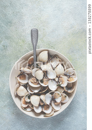 vongole clams, with spices and white wine, top view, no people, 138278899