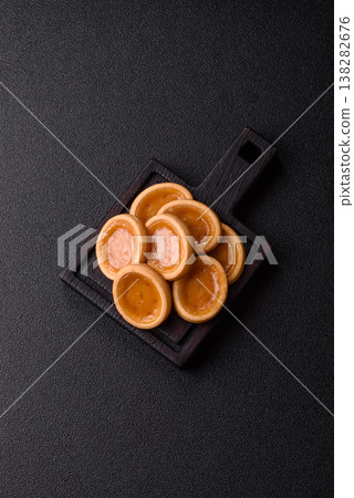 Round mini tartlets with citrus or peach jam and crumbly pastry. Mini citrus tarts 138282676