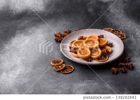 Round mini tartlets with citrus or peach jam and crumbly pastry. Mini citrus tarts 138282691